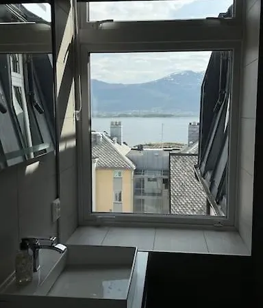 Fjord-view Apartment, 10 Min Walk To Centrum