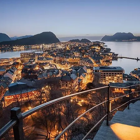 Fjord-view Apartment, 10 Min Walk To Centrum